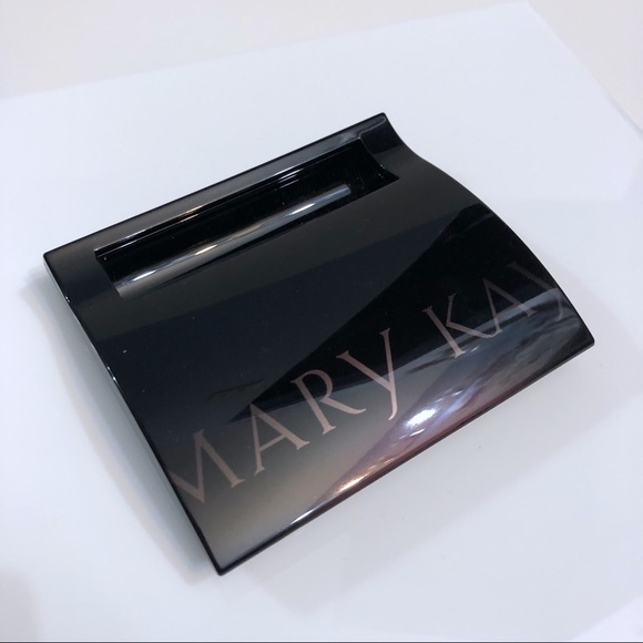 Discontinued Mary Kay refillable compact (empty). - Picture 4 of 9